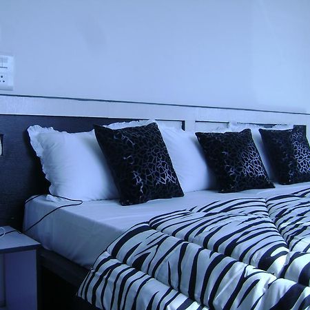 Aura Suites Гургаон Экстерьер фото